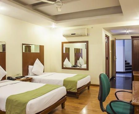 Sandhya Hotel Хидерабад Екстериор снимка